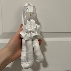 Heatless Curls- White Satin